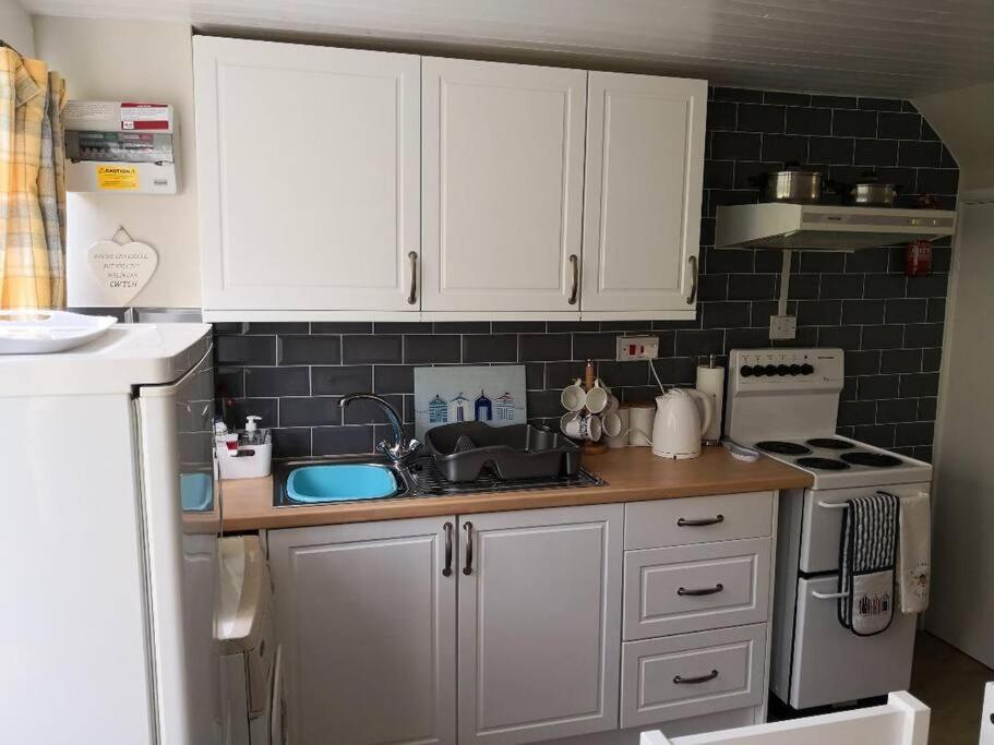 'Le Chalet Ii' Free Unlimited Wifi 2 Bed Chalet House Hodgeston Exterior photo